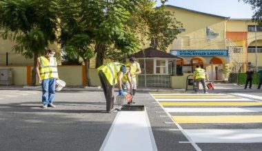 yaya geçidi ve yol çizgileri yenileniyor