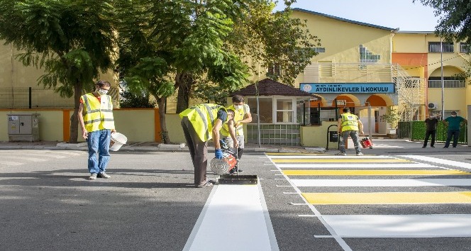 yaya geçidi ve yol çizgileri yenileniyor