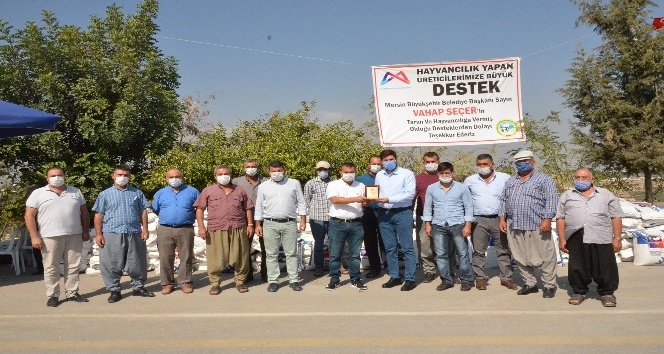 Süt üreticilerine kaba yem tohumu desteği verdi