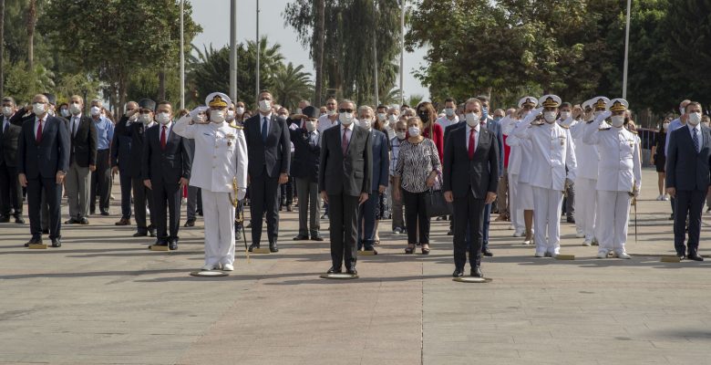 Atatürk Anıtı’na çelenk bırakıldı