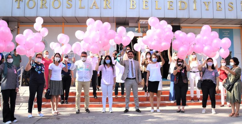 MEME KANSERİNE KARŞI GÖKYÜZÜNE PEMBE BALONLAR BIRAKILDI