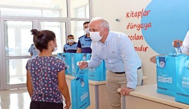 Akdeniz Belediyesinden öğrencilere kırtasiye desteği