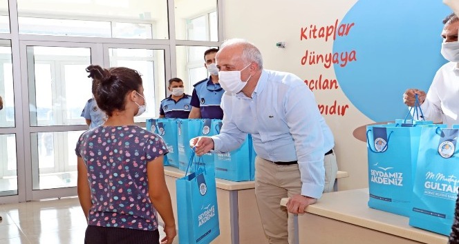 Akdeniz Belediyesinden öğrencilere kırtasiye desteği