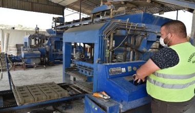 Toroslar Belediyesi, kendi imalatı olan kilit parke taşlarını kullanıyor