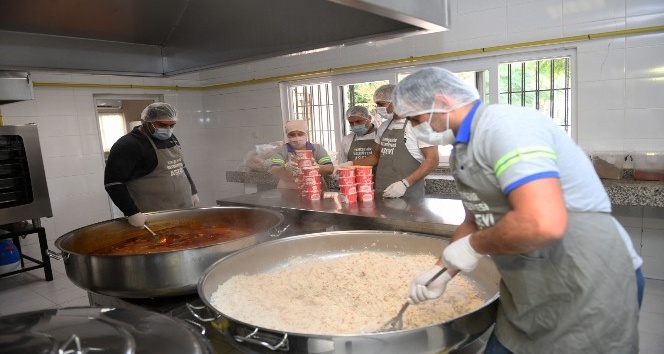 Yenişehir Belediyesi Aşevi, yıllardır yemekleri ihtiyaç sahiplerine ulaştırıyor