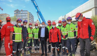 Başkan Seçer, İzmir’de vatandaşların acısını paylaştı