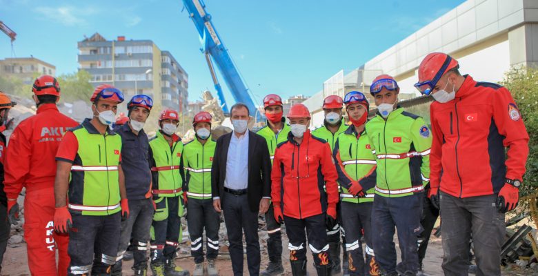 Başkan Seçer, İzmir’de vatandaşların acısını paylaştı