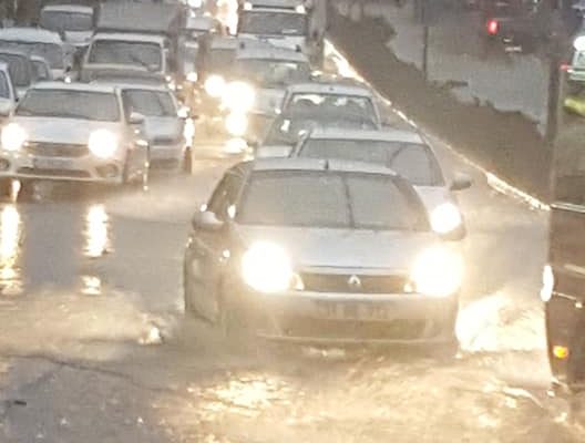 FIRTINA VE YAĞMUR KENTTE ETKİLİ OLDU