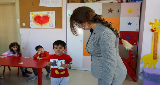 Erdemli’de, minik öğrencilere 3 dilde eğitim veriliyor