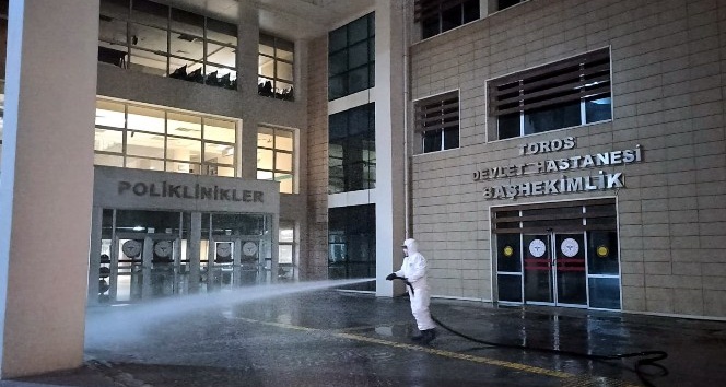 Akdeniz’de dezenfekte ve ilaçlama çalışmaları sürüyor