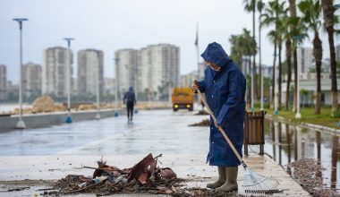 SAHİLE VURAN ATIKLAR TEMİZLENİYOR