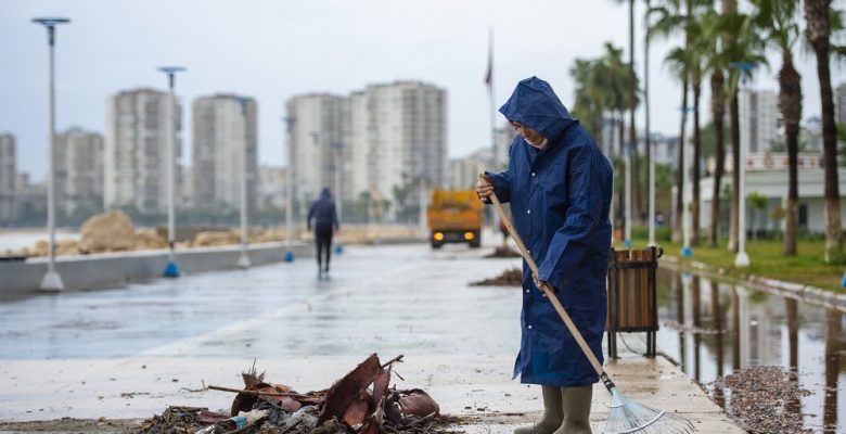 SAHİLE VURAN ATIKLAR TEMİZLENİYOR