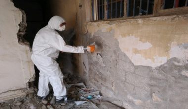 Yıkılacak binalarda asbest kontrolü yapılıyor