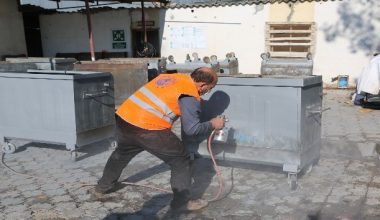 Erdemli Belediyesi, çöp konteynerlerini onararak yılda bir milyon TL tasarruf sağlıyor