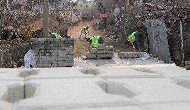 SOĞUCAK’TA YOLLAR KİLİT PARKE İLE KAPLANIYOR