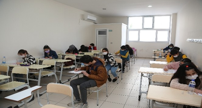 Erdemli Belediyesi Kurs Merkezi, lise hazırlık kayıt sınavını yaptı