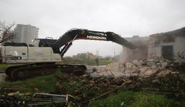 Erdemli’de metruk binalar yıkılıyor