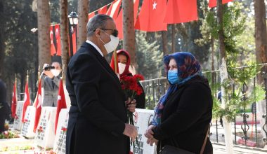 Şehitlikte hüzünlü tören