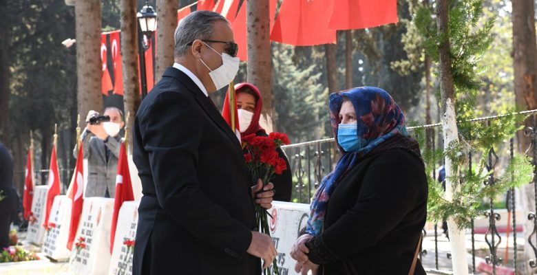 Şehitlikte hüzünlü tören