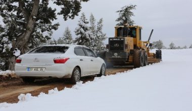 Karda mahsur kalanlar kurtarıldı