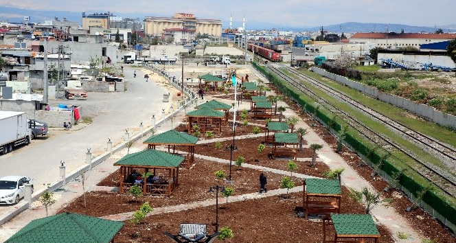 9,5 dönüm büyüklüğündeki park ve yeşil alan çalışmaları sürüyor