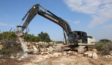 Erdemli Belediyesi, üreticilerin yollarını yapıyor