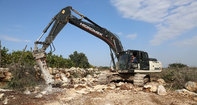 Erdemli Belediyesi, üreticilerin yollarını yapıyor