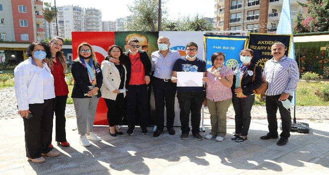 Başkan Tarhan ve özel çocuklar çizdikleri resimlerle 23 Nisan’ı anlatmaya çalıştı