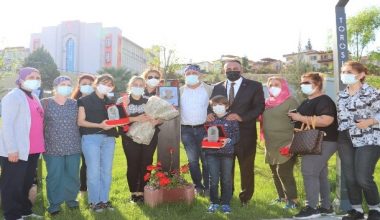 Yaşamını yitiren sağlık kahramanlarının ailelerine plaket