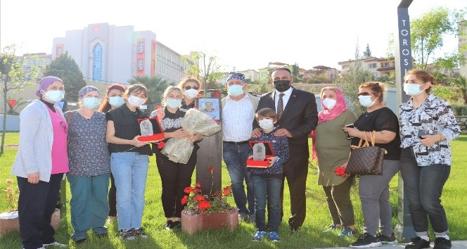 Yaşamını yitiren sağlık kahramanlarının ailelerine plaket