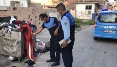 Çöpe atılan bayrağa Akdeniz Belediyesi sahip çıktı