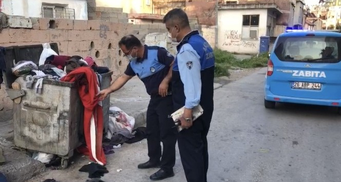 Çöpe atılan bayrağa Akdeniz Belediyesi sahip çıktı