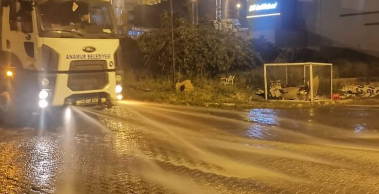 Anamur caddeleri, dezenfektan ve kekik özlü su ile yıkanarak virüslerden temizleniyor