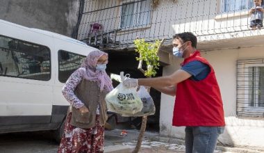 Elde kalan ürünler vatandaşa dağıtılıyor