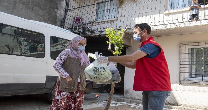 Elde kalan ürünler vatandaşa dağıtılıyor
