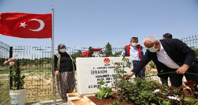 Erdemli Belediyesi, Şehit mezarlarını çiçeklerle yeniledi, bakımlarını yaptı