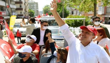 Başkan Seçer, şehir turu atarak bayram kutladı