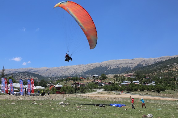 Toroslar Belediyesinden Yamaç Paraşütü Hedef Yarışması
