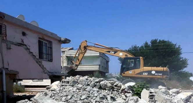 Akdeniz’de metruk binalar yıkılıyor