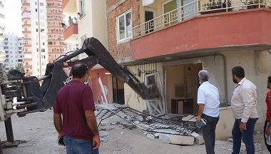 Mezitli Belediyesi Kaçak Yapıları Yıktı