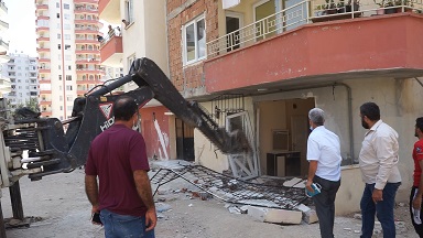 Mezitli Belediyesi Kaçak Yapıları Yıktı