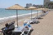 Mezitli Belediyesi sahillere şemsiye ve şezlong yerleştiriyor