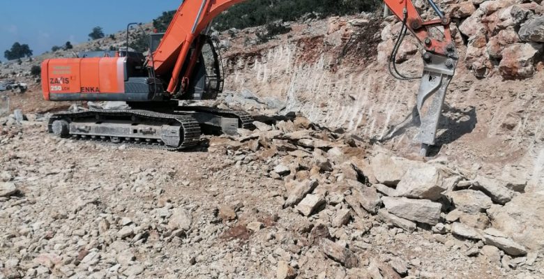 Toroslar Belediyesi, yaylalarda yol yapım devam ediyor.