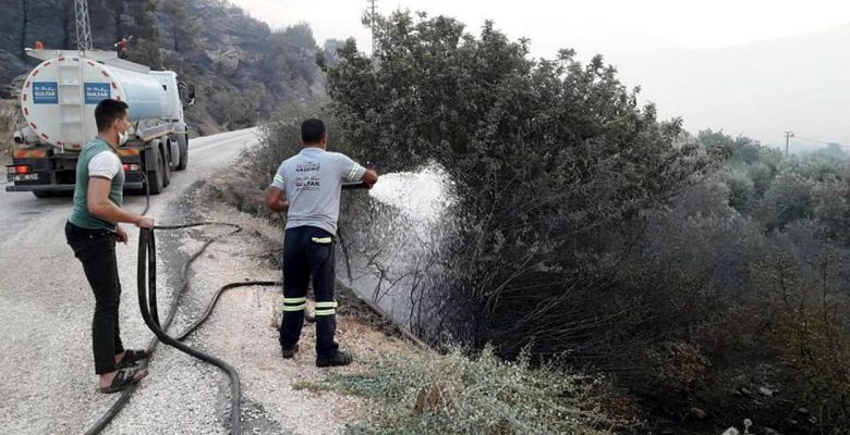 Akdeniz Belediyesi, Yangın Bölgesine Arazözler Ve Personel Gönderdi