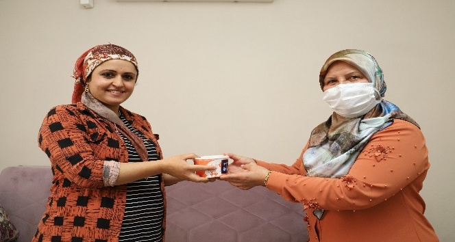 Behiye Gültak’tan Hamile Kadına Aşure Sürprizi