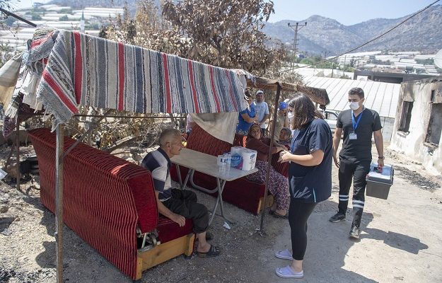 Ekipler, vatandaşlara ve itfaiye personellerine sağlık desteği verdi