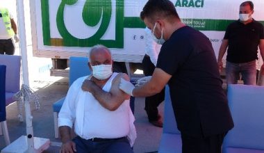 Aşı yaptıran vatandaşlara aşure ikram edildi