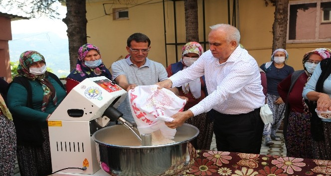 Erdemli Belediyesi, hamur yoğurma makinesi hediye ediyor