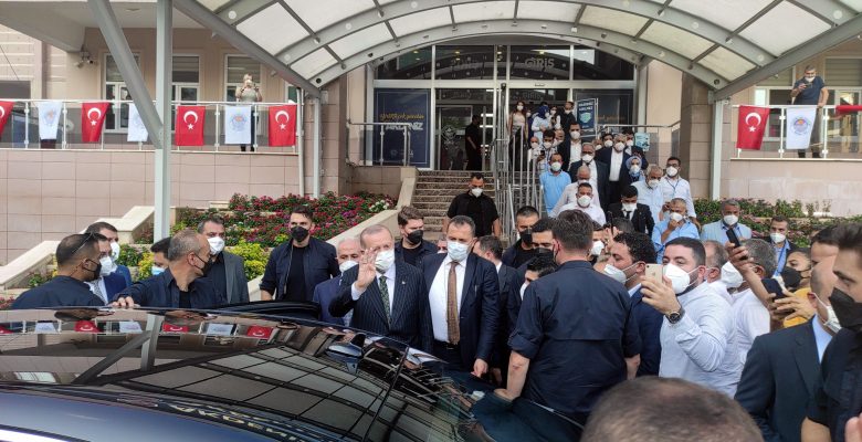 Cumhurbaşkanı Erdoğan, Akdeniz Belediyesini ziyaret etti