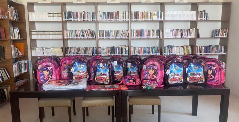 Öğrencilere okul çantası hediye edildi